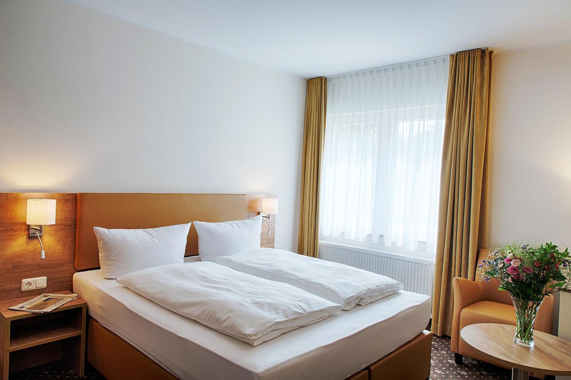 Hotel Dirks Am Schloss 巴特皮尔蒙特 外观 照片