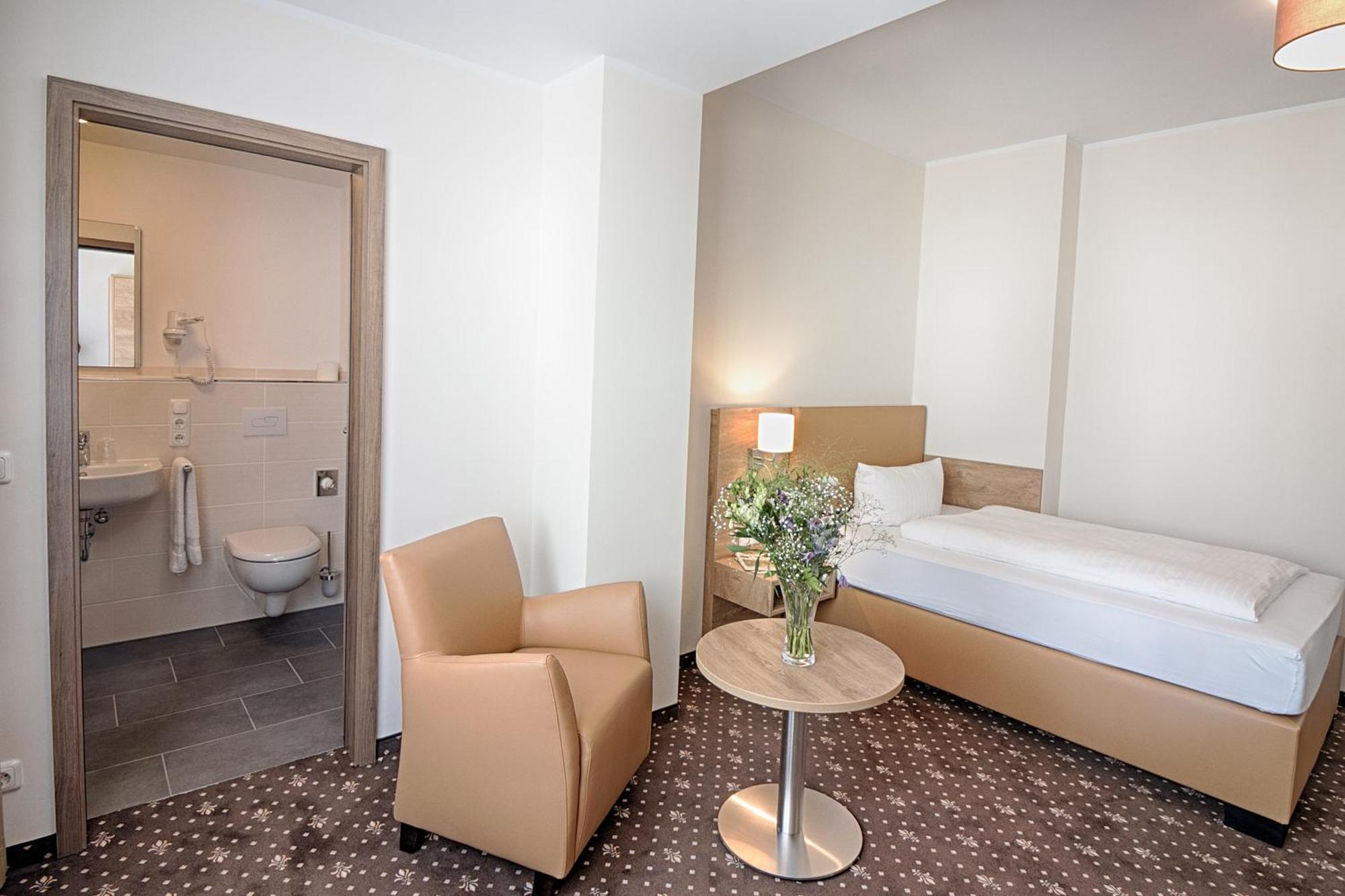 Hotel Dirks Am Schloss 巴特皮尔蒙特 外观 照片