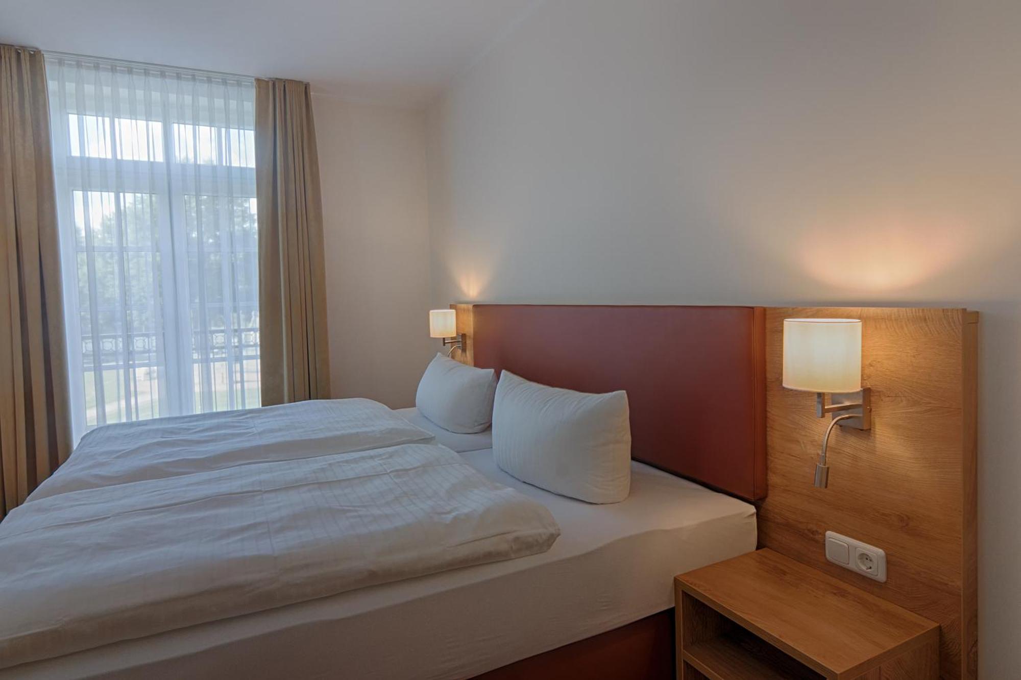 Hotel Dirks Am Schloss 巴特皮尔蒙特 外观 照片