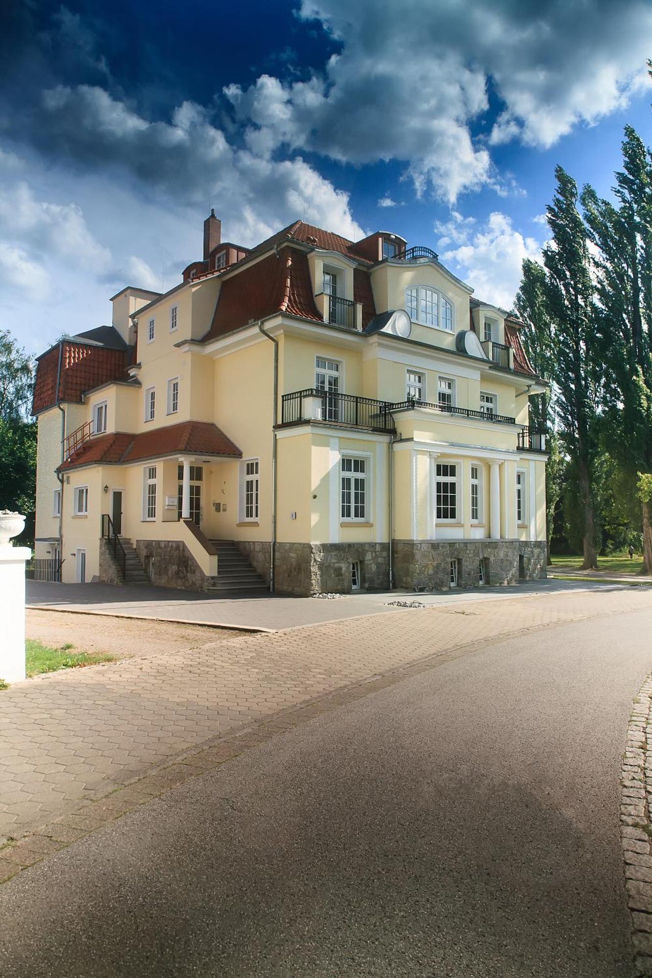 Hotel Dirks Am Schloss 巴特皮尔蒙特 外观 照片